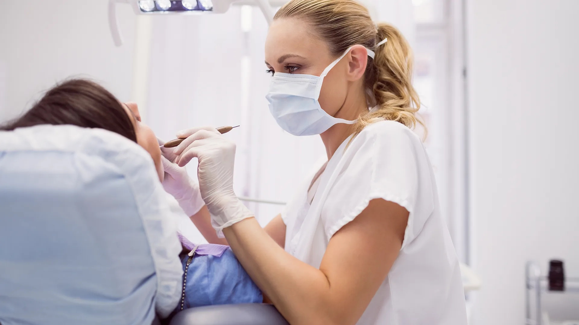 leczenie ułamanego zęba w gabinecie dentystycznym